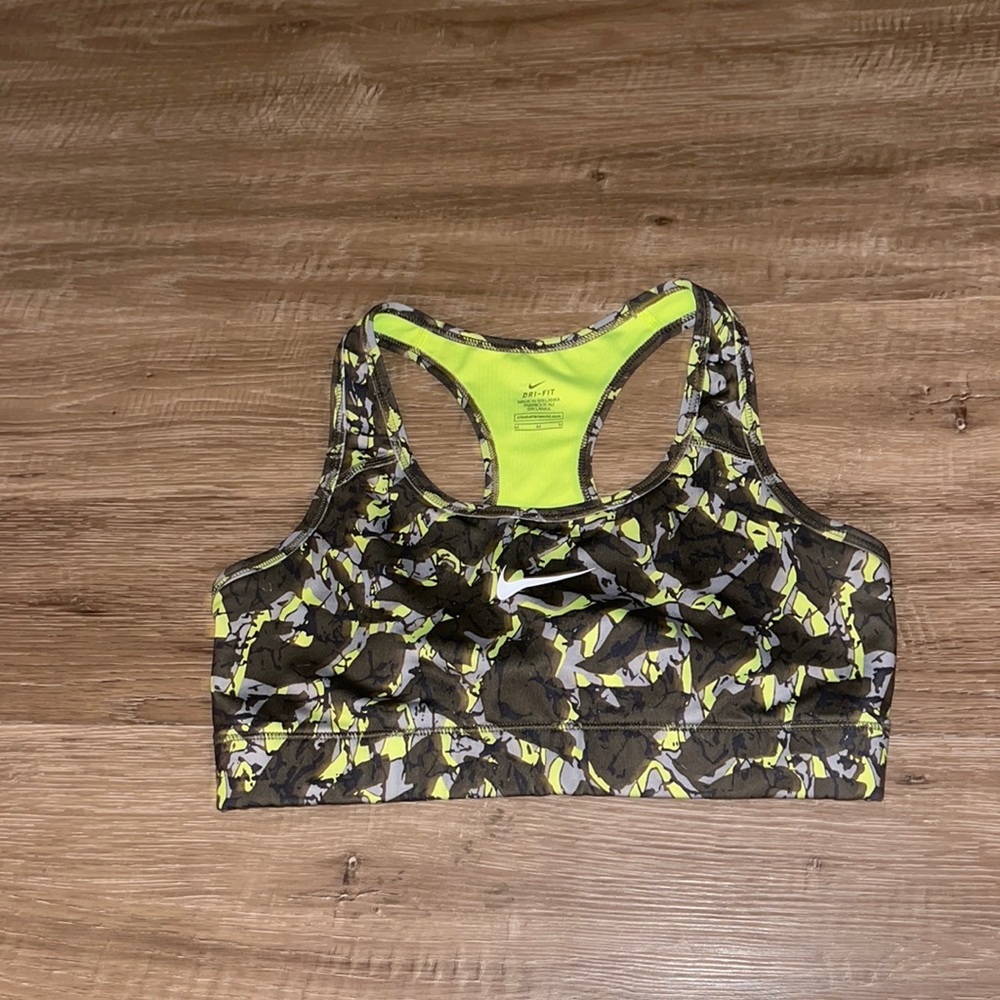 Nike. Dri-Fit. M